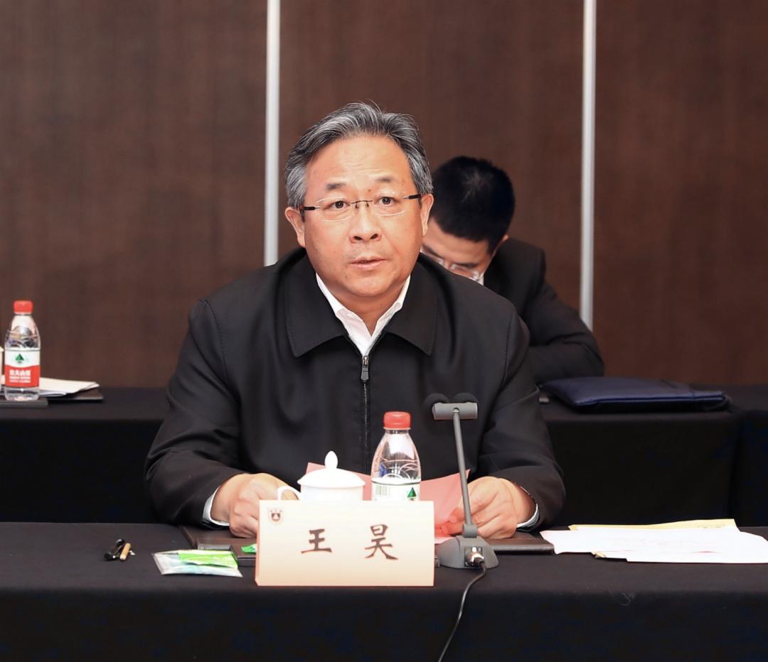 陆延青副校长和曹秀明副市长分别代表南京大学与宿迁市人民政府签约.