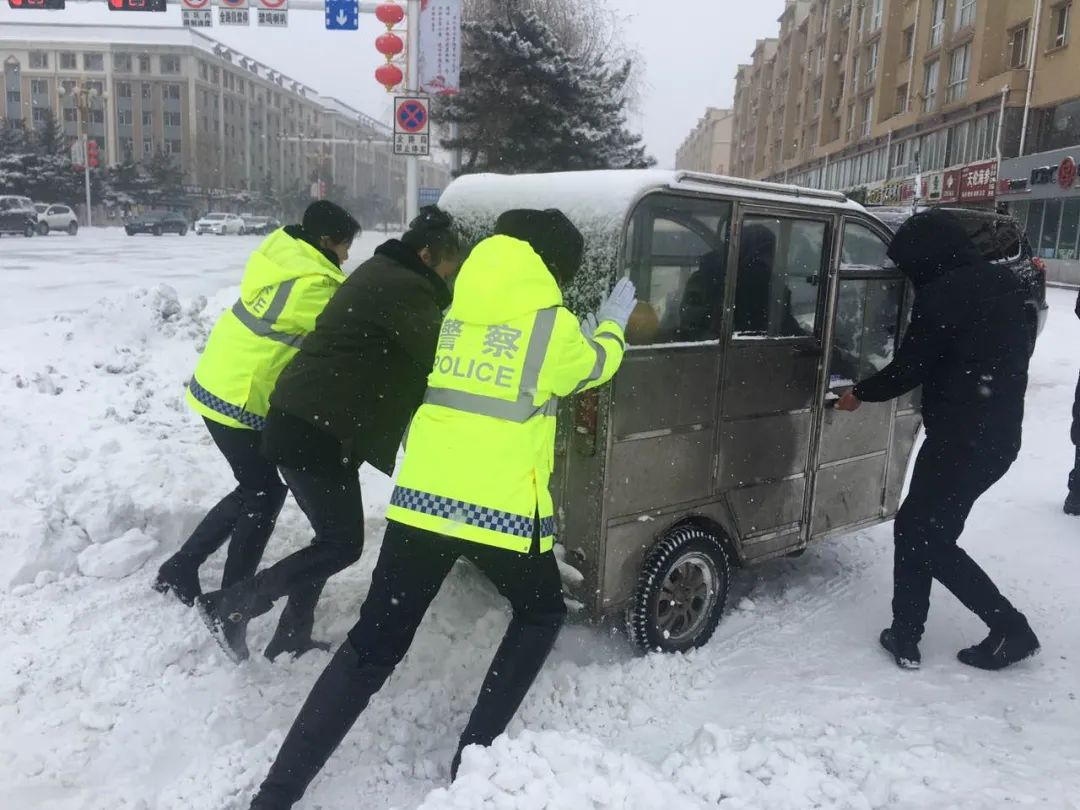 最美交警张瀚文乐于助人又精通业务的铿锵玫瑰