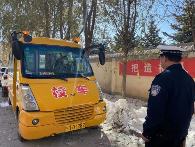 並翻閱檢查了校車檢驗記錄憑證,同時,對幼兒園所有校車輪胎,停止牌