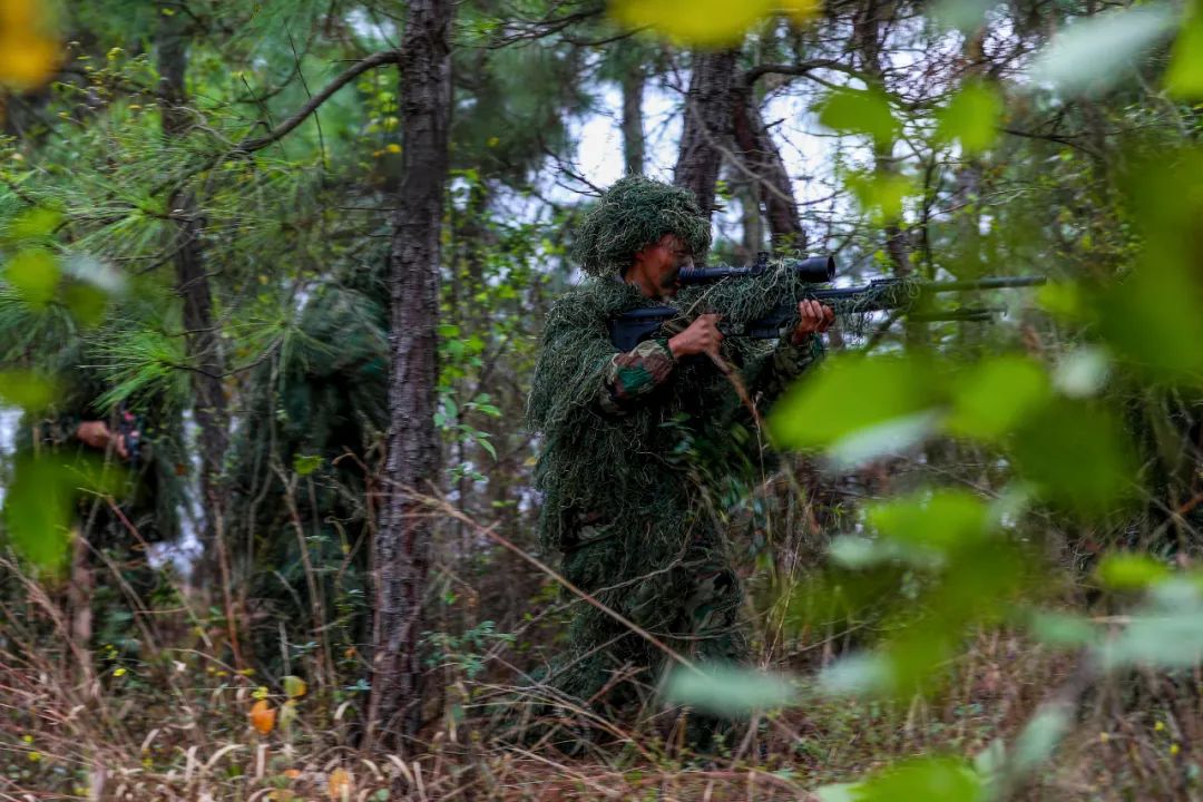 地面侦察分队跃入山林混淆视听的侦察效果以达到悄然接"敌"换用徒步
