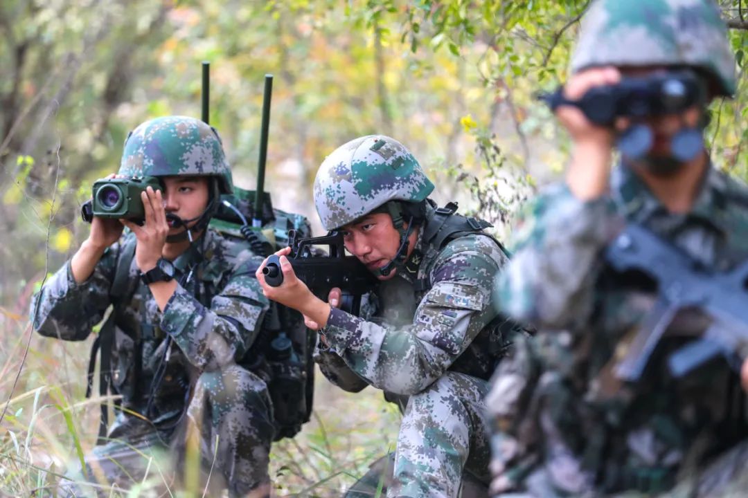 操控手紧盯控飞屏幕精准操控无人机进行高空侦察配合地面渗透人员查明