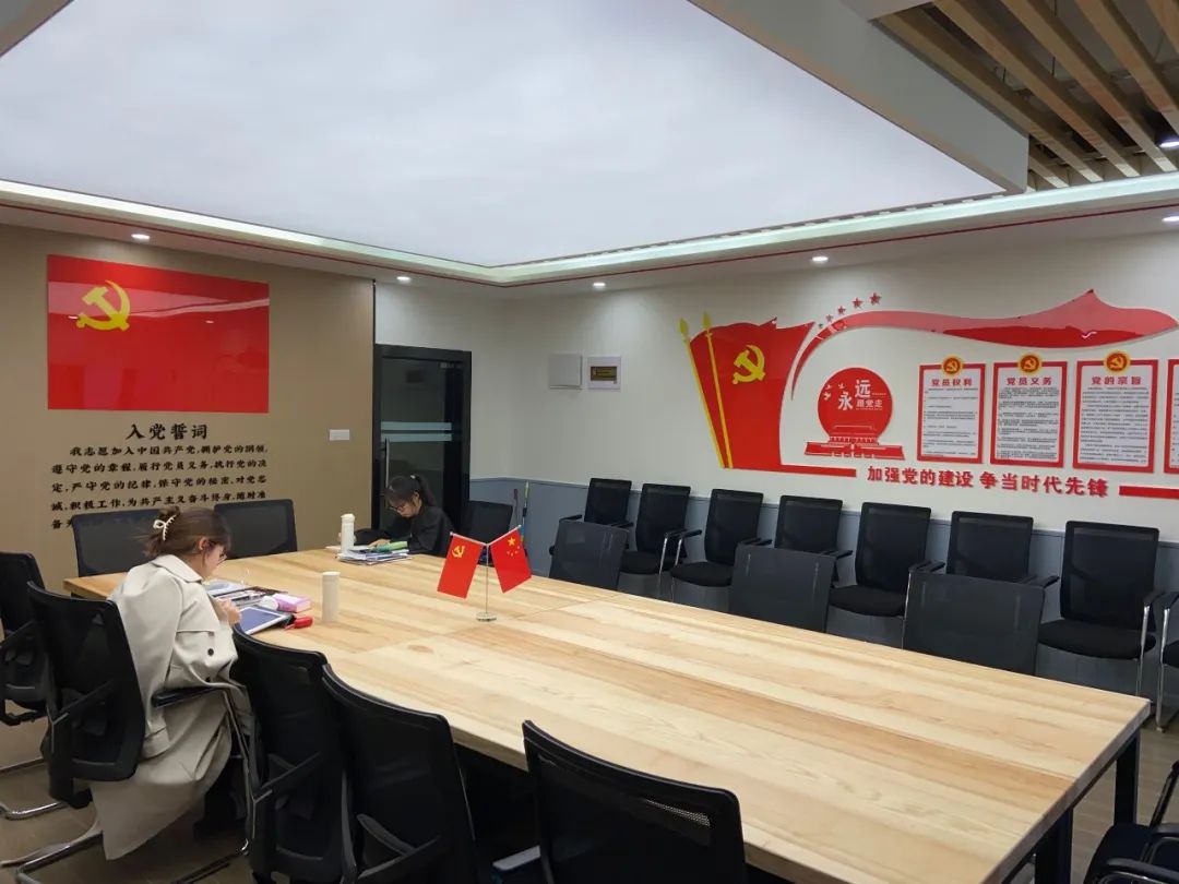 改造后的党团活动室集宣传展示,学习教育,交流互动,党员活动等多功能
