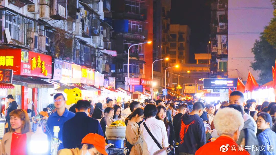 铁路坝小吃街 @博主陈文鹏 摄华灯初上,灯火辉煌,登上夜游游船或来到