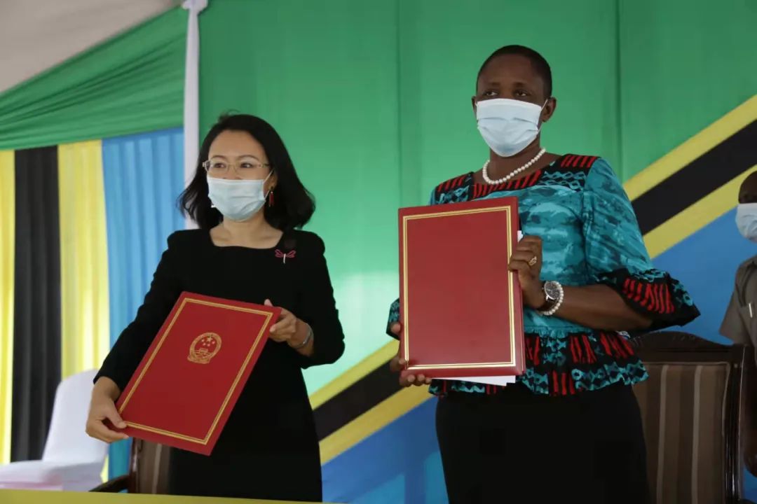 中国援助坦桑尼亚首批新冠疫苗运抵