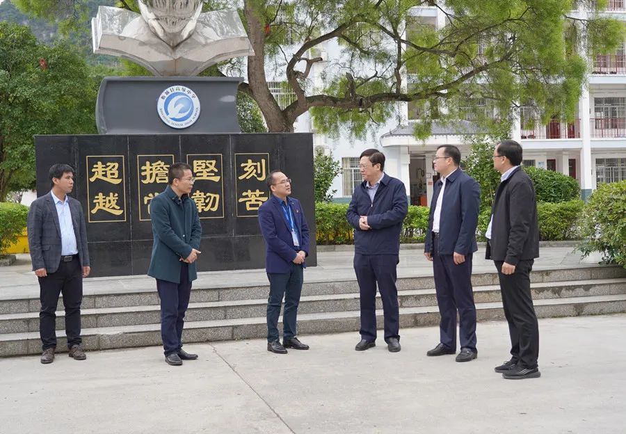 当天上午,刘友谊先后到忻城县高级中学,城关镇民族小学等学校,了解
