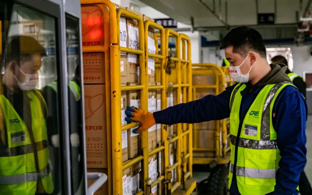 11月10日11时许,装卸人员顶着寒风,将装载核酸检测试剂盒,医用口罩等