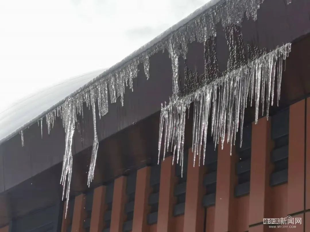 再提醒1公斤冰溜子砸下等于14块砖高空坠冰地面湿滑头上脚下要同防