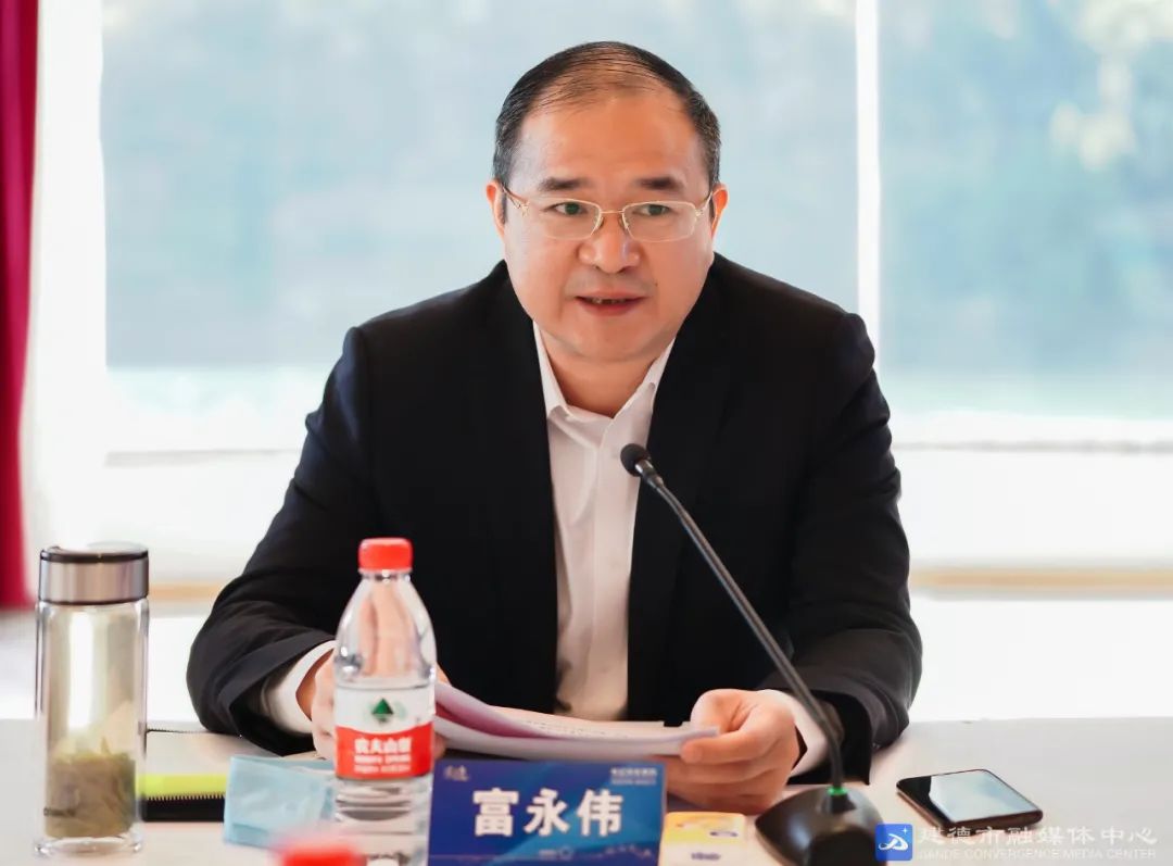 富永伟表示市委,市政府定期举办"书记市长有约"活动,主要目的就是搭建