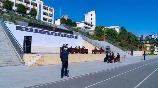 11月10日,镇雄县人民法院主动延伸司法职能,联动县司法局深入五德中学