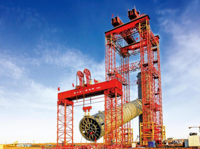 中国制造——世界起吊能力最大的陆地起重设备6400吨液压复式起重机