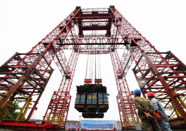 6400液压复式起重机复式动载试验(120米高)成功