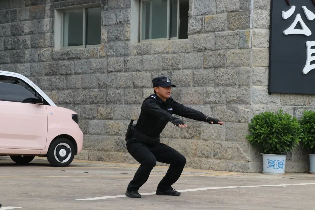 项目的考核方式进行了讲解并提出相关要求,参考的法警们个个斗志昂扬