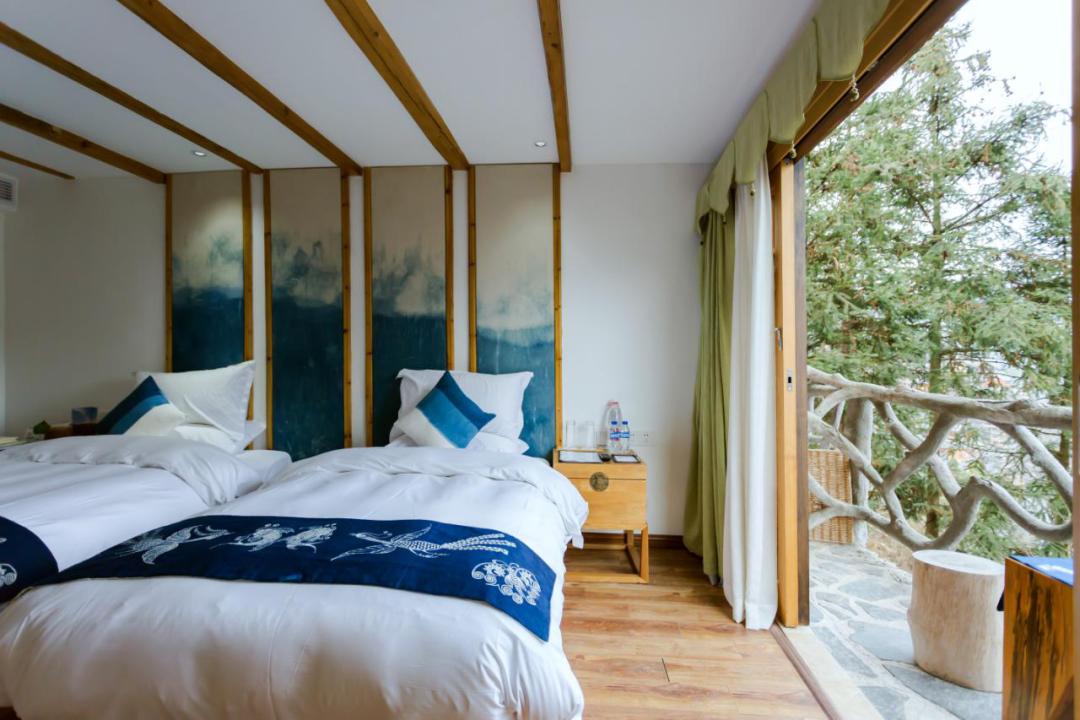 民宿设计古朴,装点温馨,在舒适雅静的空间里融入苗乡文化:陶艺师手制