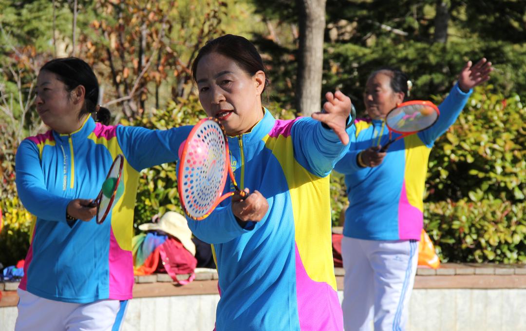 小小柔力球舞出力和美香巴拉公園柔力球隊清晨印象