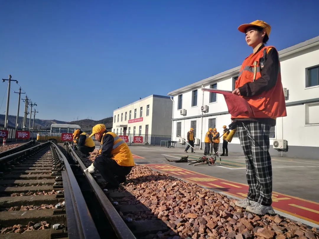 目前,月山工务段建成有段级综合技能实训基地1个,在全段建成了9个标准