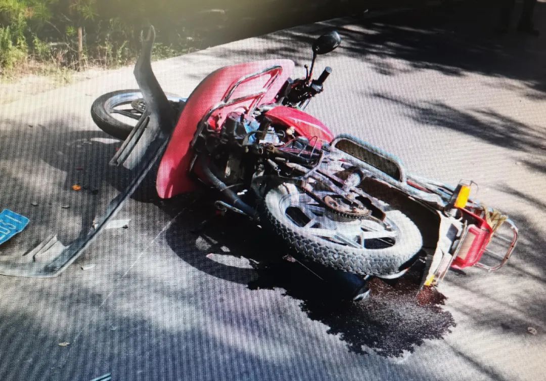 一线微观占道行驶小轿车撞上摩托车