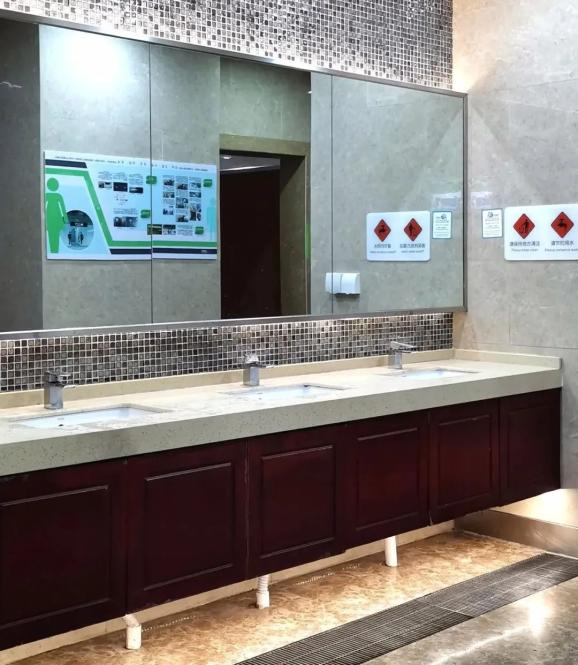 地铁11号线江苏路站的这个公共厕所居然能美成这样