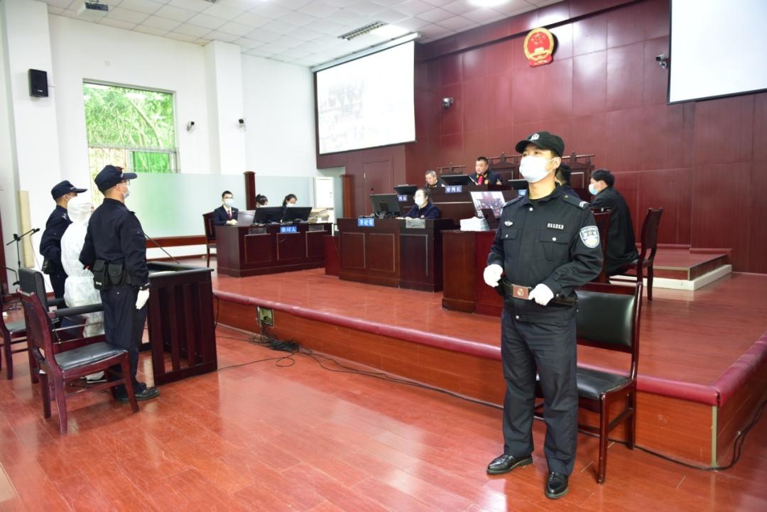 庭审中,司法警察穿戴整齐,精神饱满,动作规范,表现出良好的警务作风