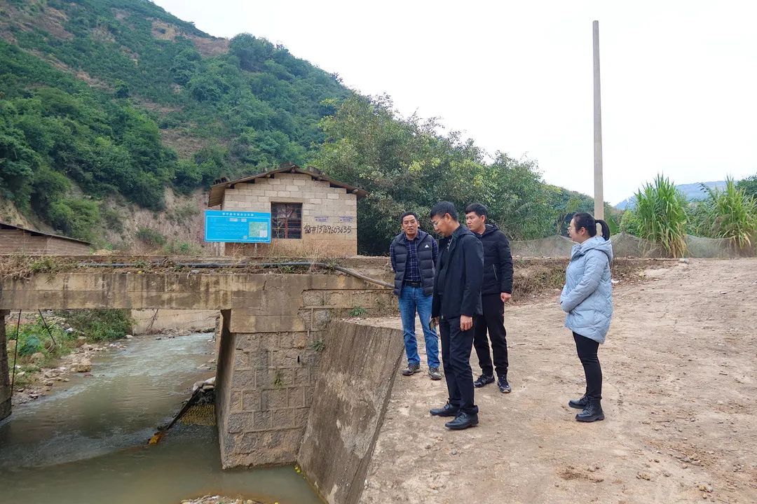 华宁县人民法院党组书记马武到通红甸乡开展巡河工作