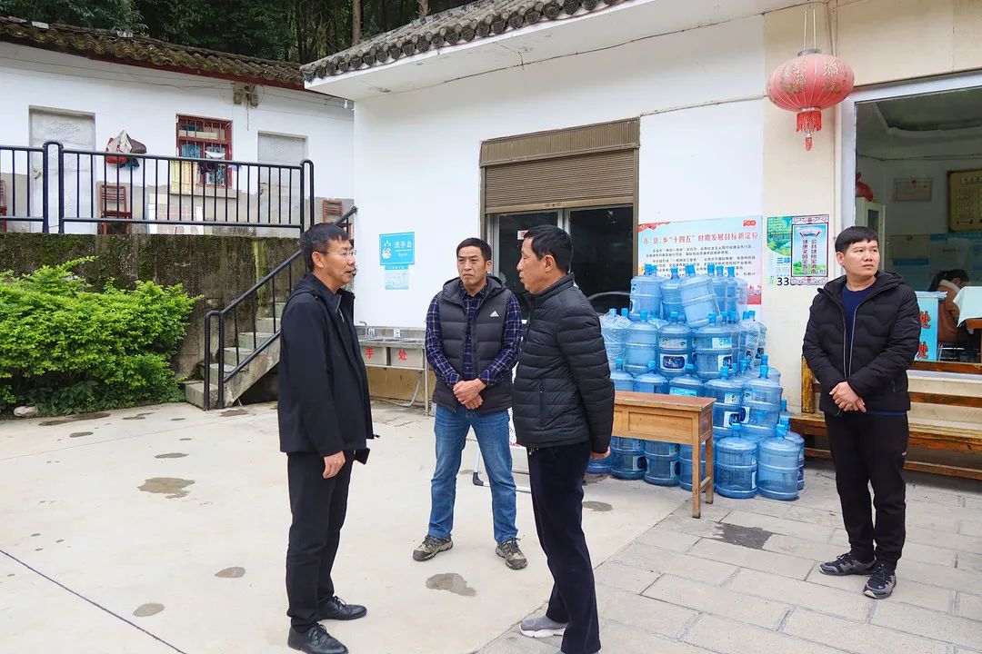 华宁县人民法院党组书记马武到通红甸乡开展巡河工作