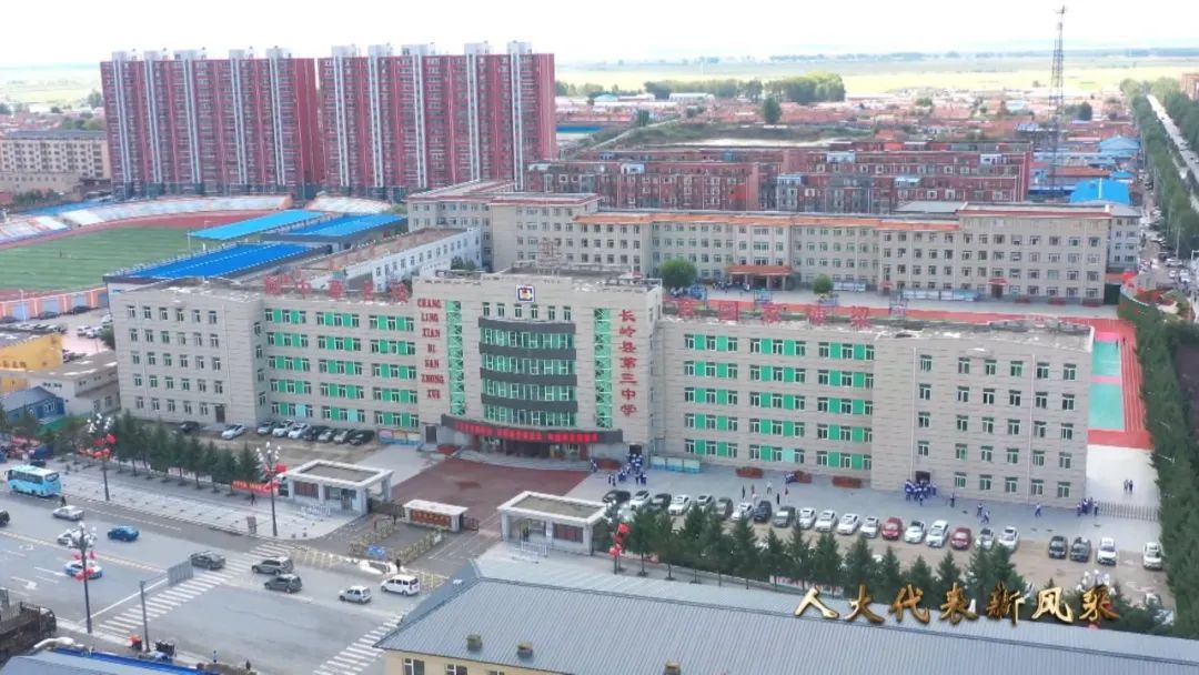 现任长岭县第三中学校长的田军1986年参加工作,历任班主任,团书记,副