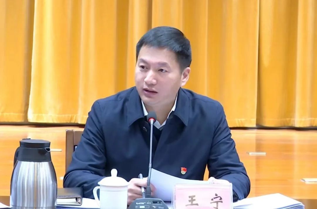 县委副书记,代县长王宁主持会议并讲话.