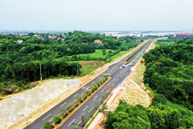 冬日沐阳似春华,穿过高楼林立的城区一路向北,驶入湘江大道北延线二期