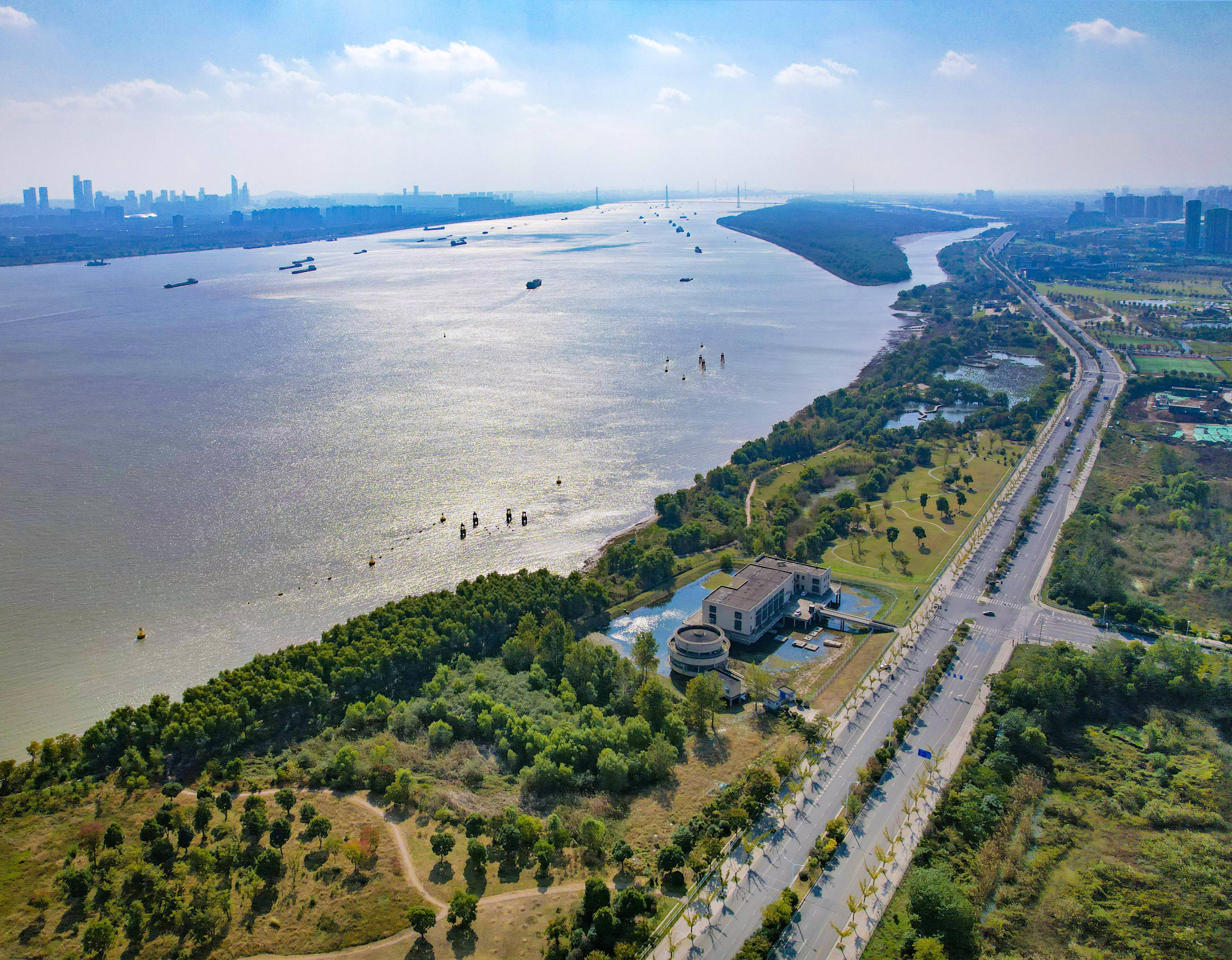 俯瞰江北新区滨江带,蓝天与临江景观构成长江岸线一道美丽的风景线.