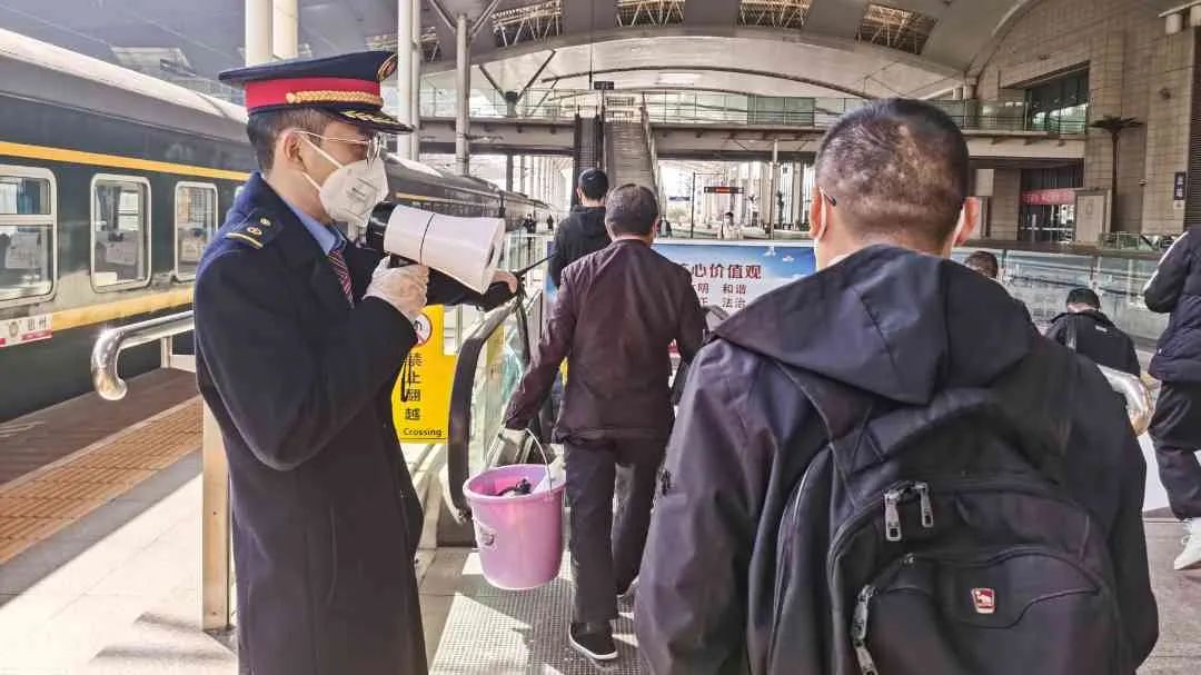 武汉车站多措并举筑牢疫情防控安全屏障