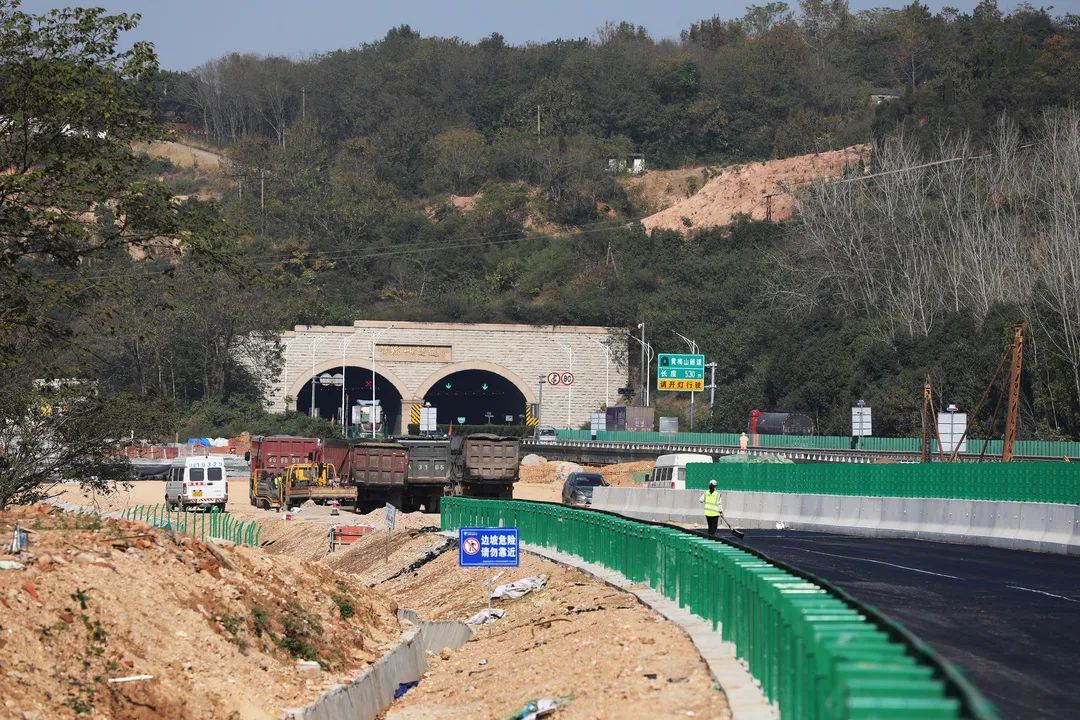 据了解,黄梅山保通线起于马鞍山东枢纽互通区,沿既有黄梅山隧道西侧