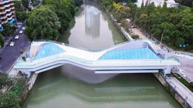 0m毗邻活水公园与成华公园该桥梁地处市中心,横跨府河据了解可以步行