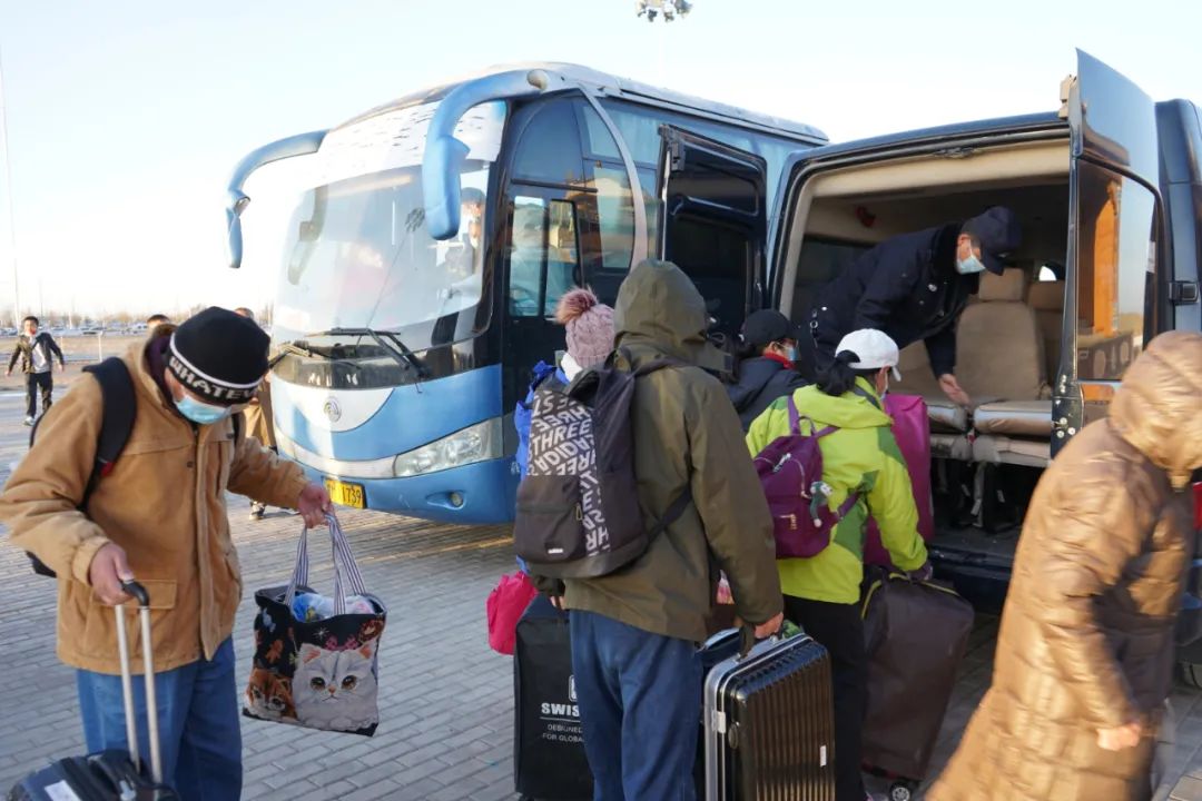 6批次2078人阿左旗承接滞留额济纳旗游客陆续返程