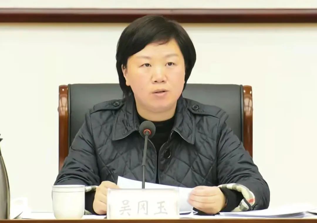 吴冈玉主持召开县委常委会扩大会议传达相关会议精神研究讨论了这些