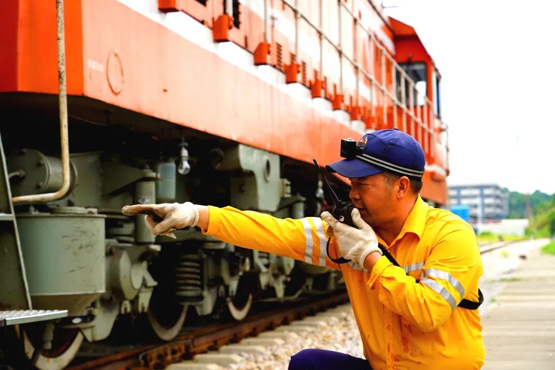 为了保证中欧班列的正点发出和绝对安全,作为调车长的肖建国潜心钻研