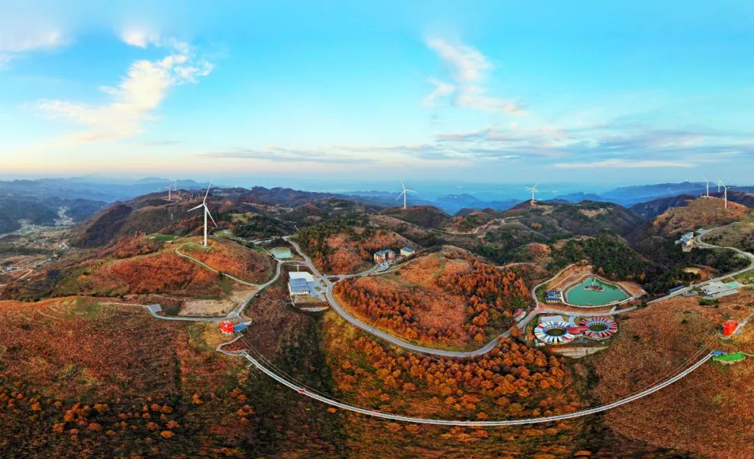 卯足劲儿带上亲朋好友来一场深秋红叶之约吧~来源:宜昌百里荒旅游度假