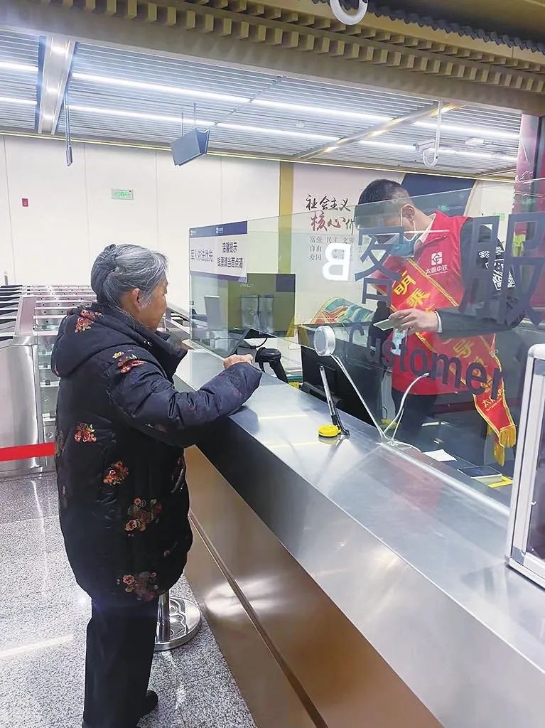 老人刷脸免费乘坐地铁体验新鲜和便捷