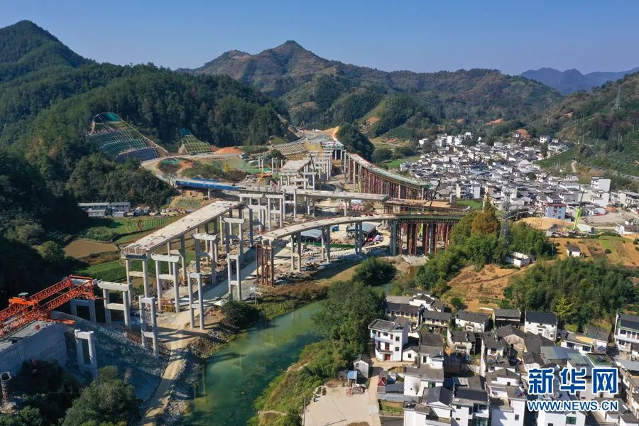 航拍黄千高速歙县五渡互通立交工程施工现场.原标题:《2022年通车!