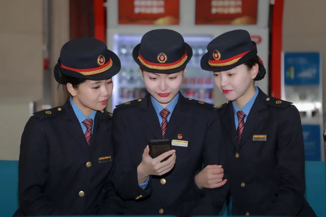 持续降温,列车员小姐姐换装了!