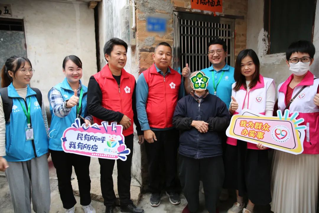 寮步民生大莞家联合双百社工为困难老人安装暖心门