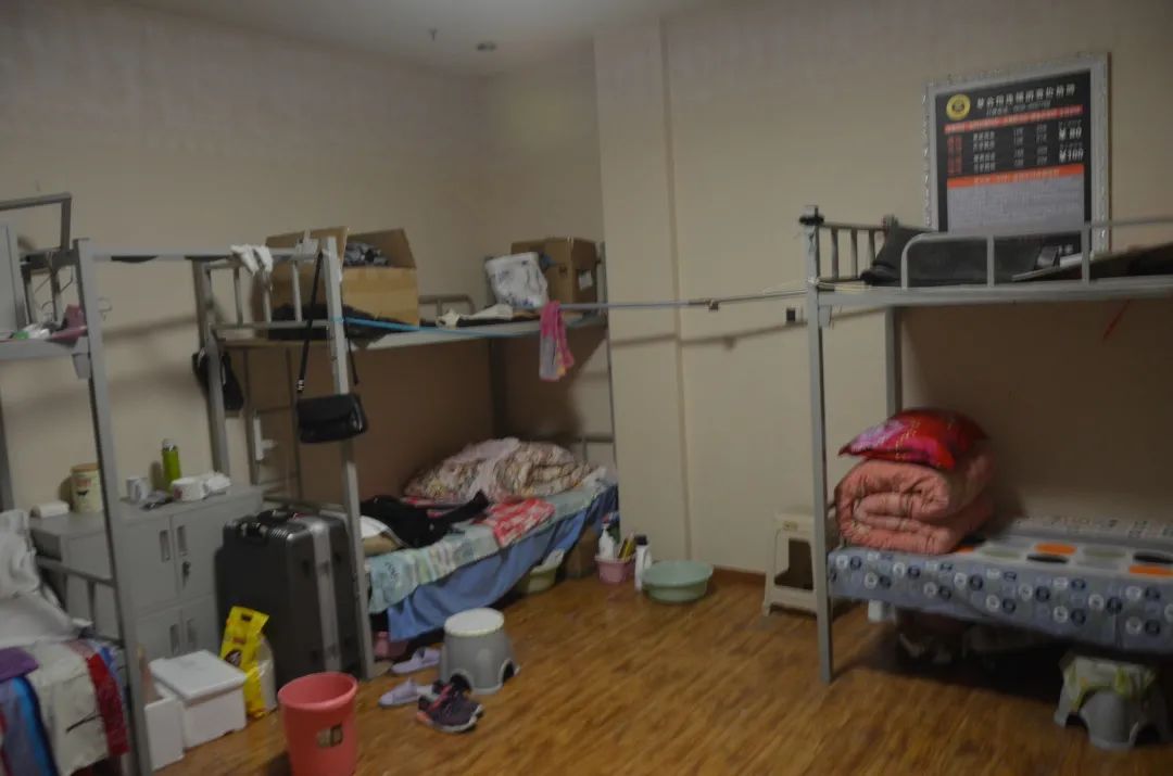 招远市浅蓝足疗按摩馆违规设置两个员工宿舍,狭小的宿舍内设置上下床