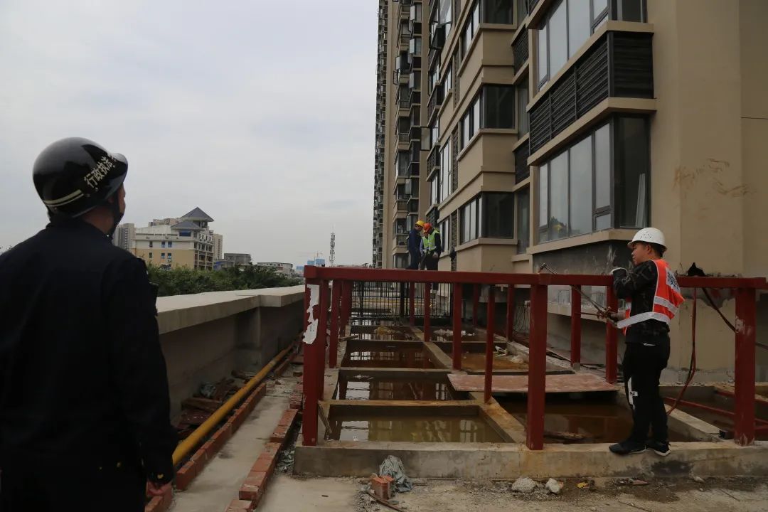 “水泥式”违建被拆，原地又建起“钢架式”违建，拆！