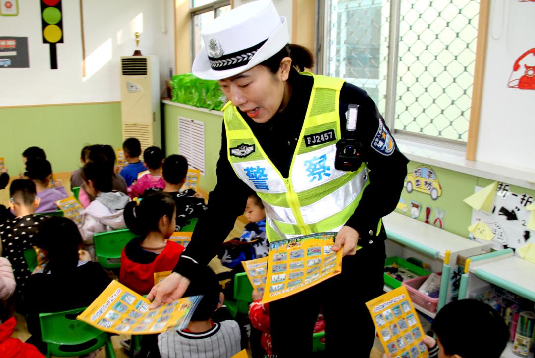 公安局交警支隊直屬三大民警走進轄區幼兒園開展交通安全知識宣傳活動