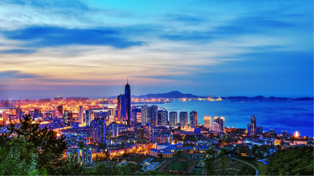 个四通八达的大港口,它朝气蓬勃,容光焕发地正忙着迎送五洲四海的客人