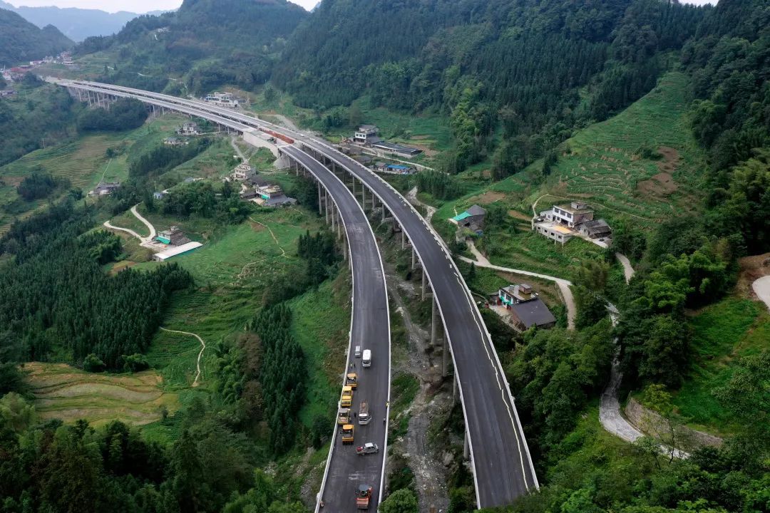 至彝良高速公路北接成都至宜宾高速路网,南接彝良后通云南和贵州省