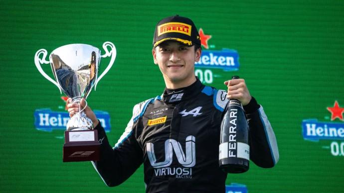 22岁的周冠宇，成为中国第一名F1正式车手