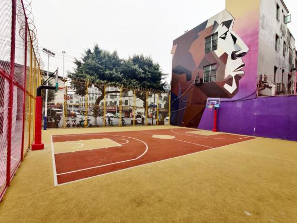 体育馆外少儿篮球场正式开放免费