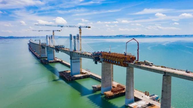 坐上动车去台湾福厦高铁跨海大桥合龙