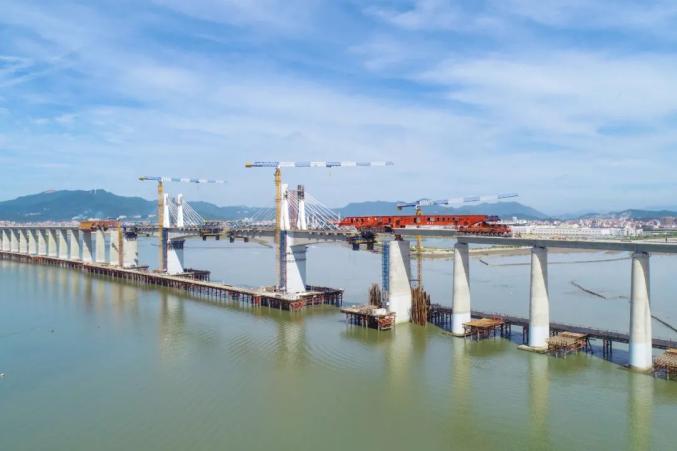 坐上动车去台湾福厦高铁跨海大桥合龙