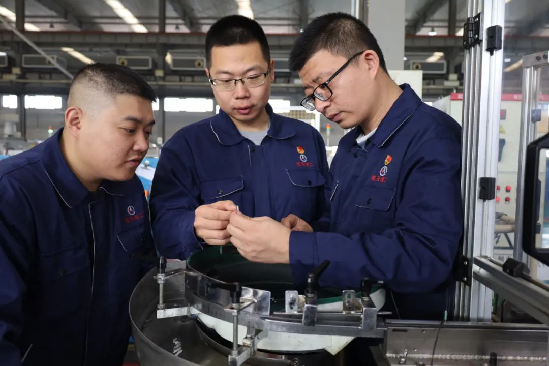 航天精工天津分公司鸿鹄青年突击队队长王错在学习全会公报后表示,党