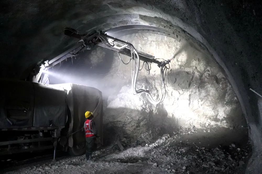 新建兰张三四线铁路乌鞘岭隧道施工取得阶段性进展